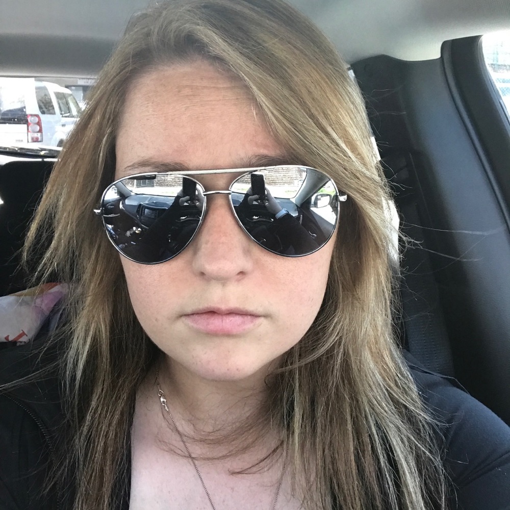 Meet your Posher, Caitlin